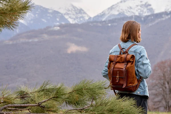 Rear view on Man hipster standing alone outdoor with mountains on background, walk — Fotografia de Stock