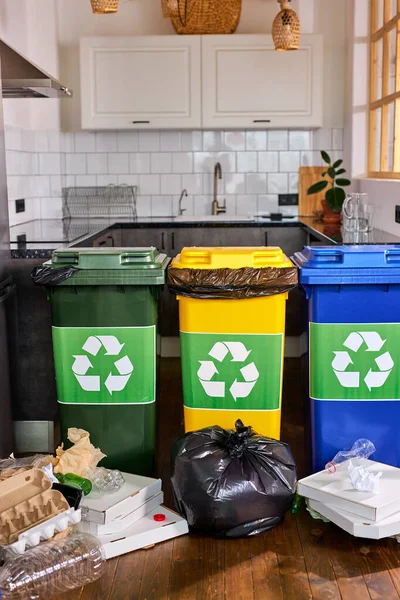 Diferentes caixas coloridas para a coleção de materiais de reciclagem, espaço de cópia — Fotografia de Stock