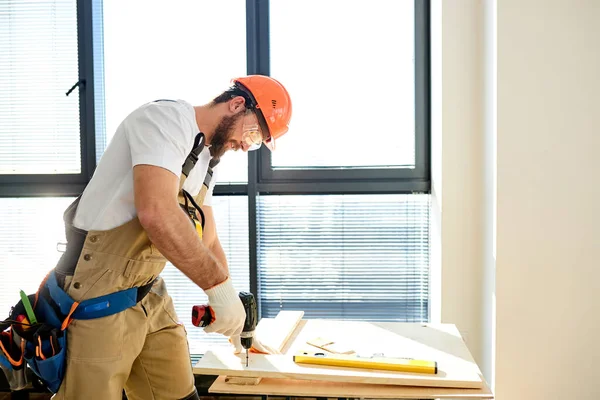 Handyman repairman screwing wood using drill, Diy at Home concept — Fotografia de Stock