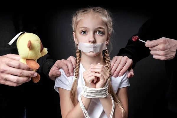 子供の虐待。口をテープで録音された怖い女の子は恐れています,奴隷と人々の販売. — ストック写真