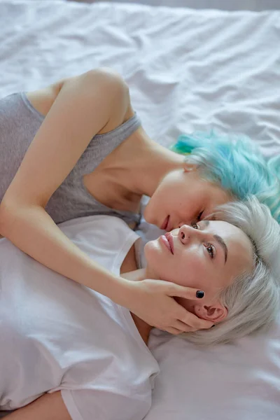 Concepto LGBT. arriba ver Dos hermosas mujeres lesbianas sexy en la cama, abrazos y besos —  Fotos de Stock