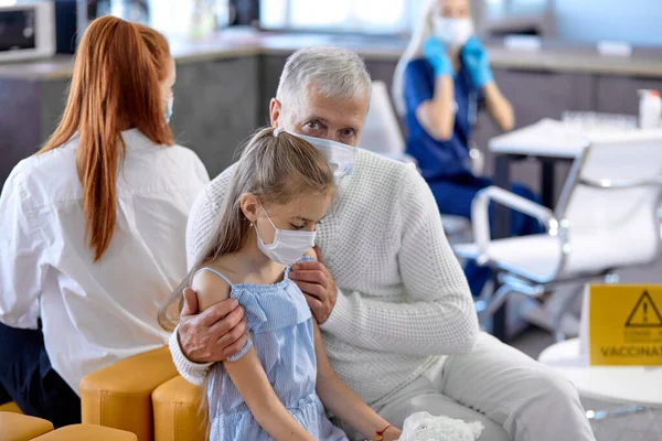 Rädd kaukasiska unge flicka är rädd innan massvaccinering på sjukhus, få stöd — Stockfoto