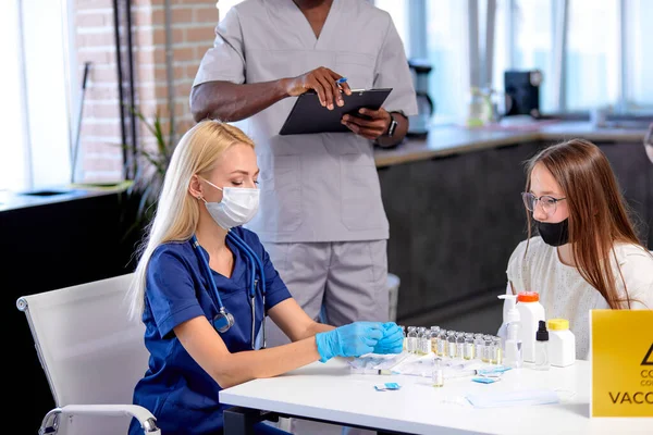 Massvaccinering och immunisering. Professionell kvinnlig sjuksköterska som ger en injektion till patienten — Stockfoto