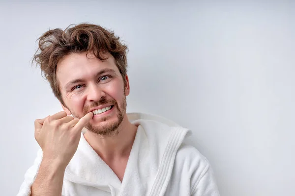Barbuto giovane uomo adulto guardando fotocamera controllo è bocca e denti — Foto Stock