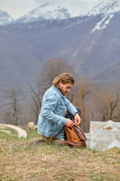 Seitenansicht Porträt eines jungen kaukasischen männlichen Eröffnungsrucksacks in der Natur — Stockfoto