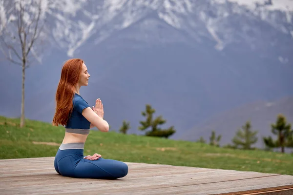 Занятия йогой с боковым видом. Подходит женщина практикующая йогу позе, держать равновесие — стоковое фото