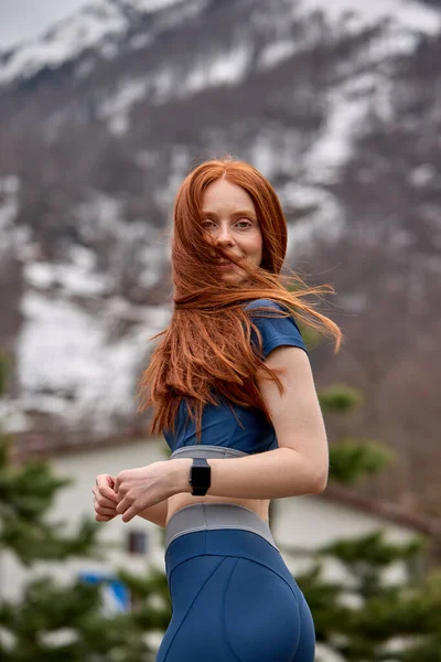 Glückliche junge Frau lächelt nach dem Training. Weibchen schaut Kamera im Freien an — Stockfoto