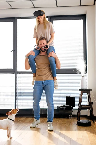 Alegre pareja caucásica jugando videojuegos con televisión en apartamento moderno. — Foto de Stock