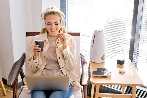 Hermosa mujer en traje casual tienen conversación en línea beber taza de café —  Fotos de Stock