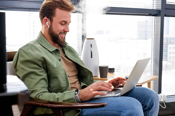 Positive caucasian male work holding laptop looking at computer screen, online learning — Stock Fotó