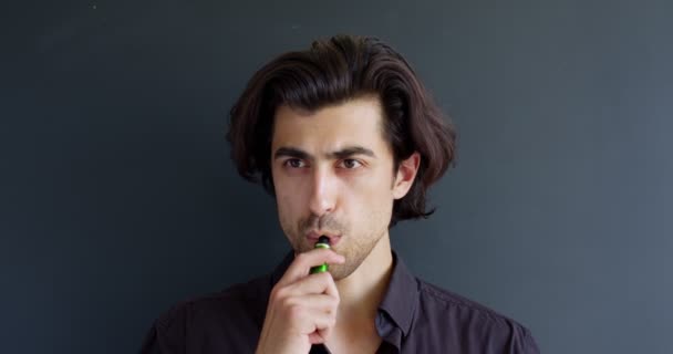 Homme fumant e-cigarette isolé sur noir, alternative produit de chauffage à la nicotine — Video