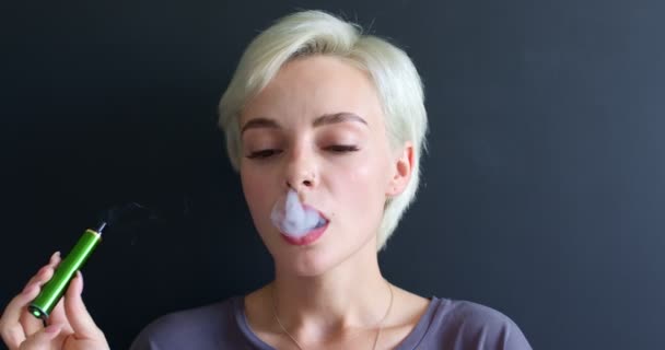 Короткие волосы стильная женщина курение vape изолированы на черном фоне пространство для копирования — стоковое видео