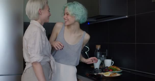 Jong lesbisch vrouw kwam naar vriendin in keuken naar knuffelen haar, lachen, in liefde — Stockvideo
