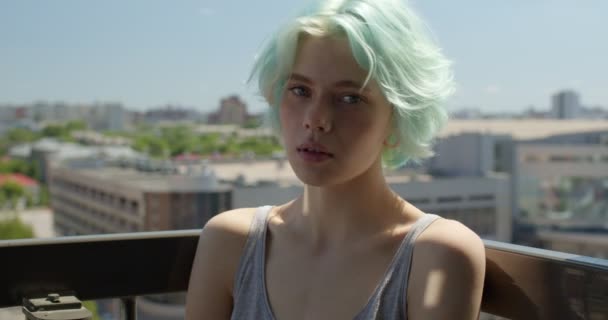 Impresionante sensual hembra con inusual color verde pelo posando en balcón solo — Vídeos de Stock