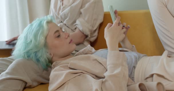 Attraktiva söta lesbiska som använder smartphone, gör selfie, har fritid hemma — Stockvideo
