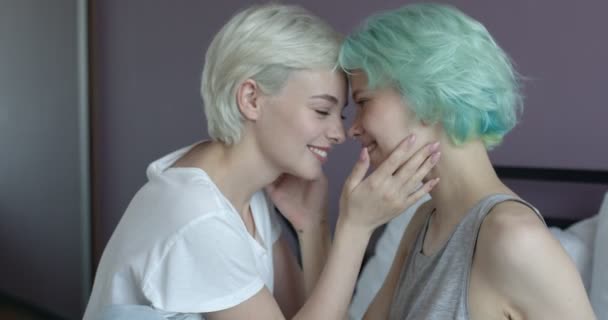 Wanita lembut, pasangan lesbian berciuman satu sama lain pssionately sensually, side view — Stok Video