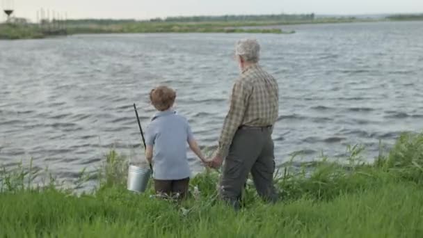 Familie, Generation, Sommerferien und Menschen-Konzept. glücklicher Großvater und Enkel — Stockvideo