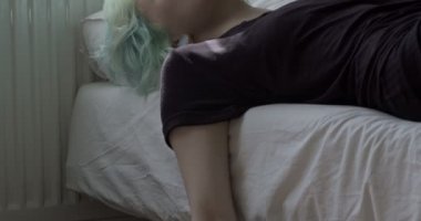 Genç bir kadın intihar ediyor. Stresli bir kadın aşırı dozda uyuşturucu alıyor.