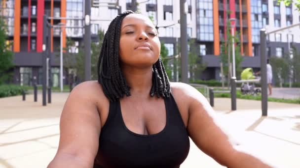 Afro-americano gordura mulher levar saudável estilo de vida, envolvido em Yoga ao ar livre — Vídeo de Stock