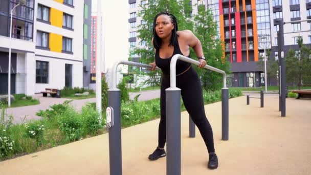 Mulher afro-americana bonito em sportswear fazendo exercícios em barras horizontais — Vídeo de Stock