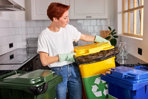 Attivista che si prende cura dell'ambiente durante la raccolta differenziata dei rifiuti — Foto Stock