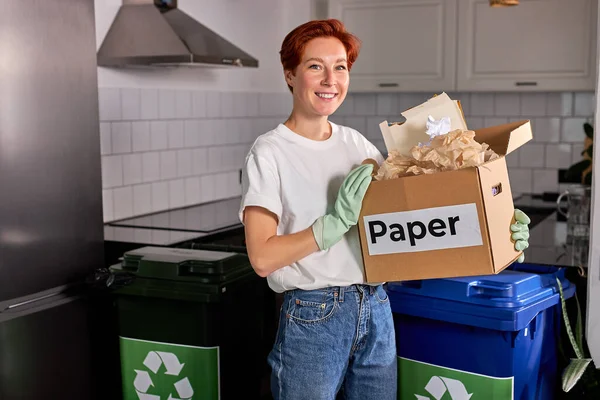 Atık ayıklayan mutlu genç bayan, farklı çöp konteynırları kullanıyor. — Stok fotoğraf