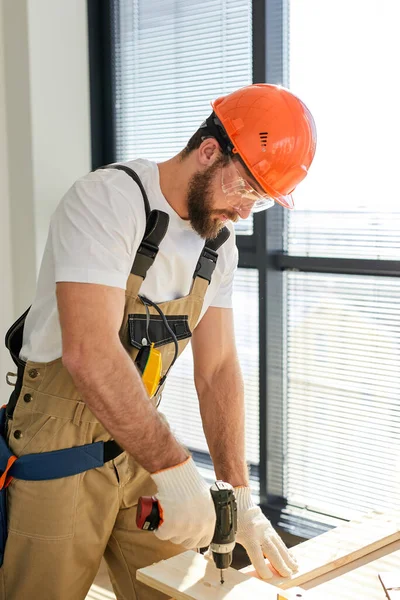 Zelfverzekerde reparateur schroeven hout met behulp van boor, Diy at Home concept — Stockfoto