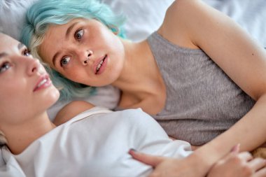 Beyaz tenli güzel lezbiyen ya da arkadaşları konuşuyor, evde yatakta dinleniyor..