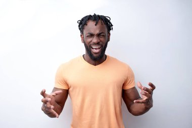 Bir şeyden rahatsız olan, bağıran, kollarını açan Afrikalı kızgın bir adamın portresi.