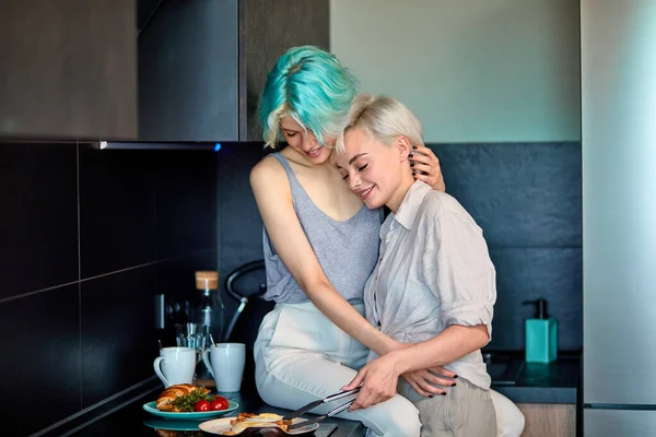 Jeune couple lesbien caucasien préparer le petit déjeuner dans la cuisine, profiter des week-ends — Photo