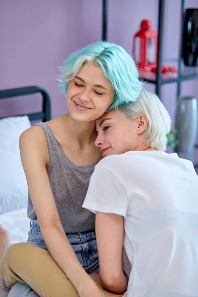Positieve Optimistische liefdevolle hetzelfde geslacht vrouwelijk paar hebben rust op bed, lachen — Stockfoto