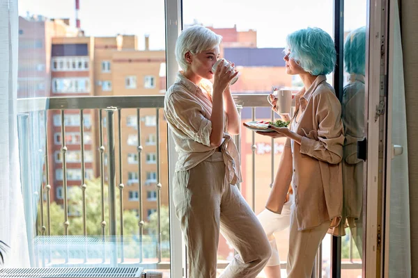 Side View Porträtt av vackra vita lesbiska par njuter av frukost hemma — Stockfoto
