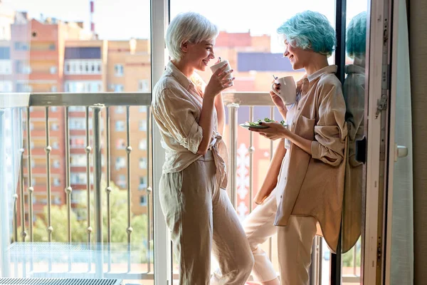 Lesbiana, pareja, concepto romántico. hermosas mujeres desayunan en el balcón —  Fotos de Stock