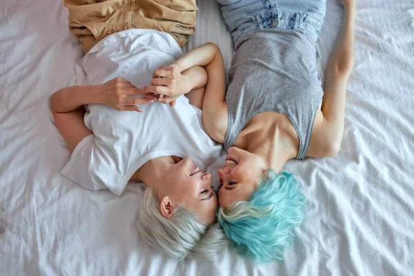 Top vista lgbt casal beijando e abraçando na cama, dar um ao outro beijo apaixonado — Fotografia de Stock