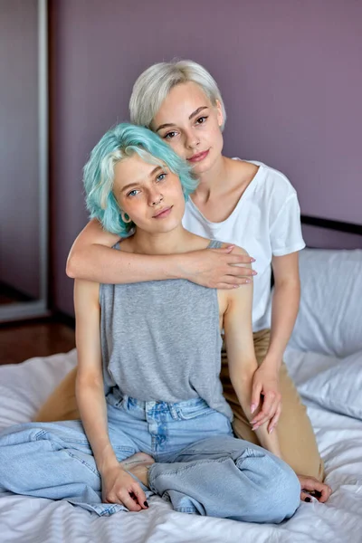 Ελκυστικό ζευγάρι λεσβιών, ΛΟΑΤ, Ευτυχισμένες νεαρές χαριτωμένες ομοφυλόφιλες γυναίκες στο σπίτι — Φωτογραφία Αρχείου