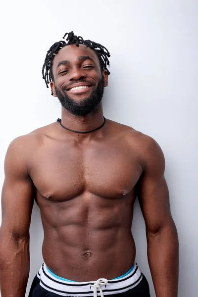 Ελκυστικός αφρο-αμερικάνος χωρίς πουκάμισο απολαμβάνει το ανοιξιάτικο ελεύθερο χρόνο απομονωμένος — Φωτογραφία Αρχείου