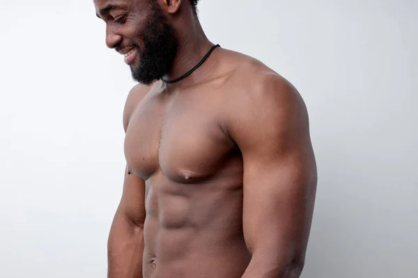 Vista lateral do homem negro muscular forte com tronco nu, conceito de fisiculturista — Fotografia de Stock