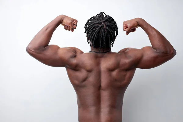 Visão traseira do homem muscular com costas nuas posando isolado sobre fundo branco — Fotografia de Stock