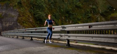 Formanın yanındaki köprüde koşan sporcu. Kadın fitness koşu egzersizi