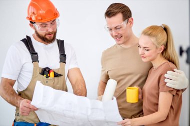 Yeni ev tasarımında aile müşterilerine ev tasarımını genel olarak gösteren mimar