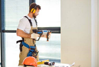 Duvarda Delik Açmak İçin Elektrikli Matkap Kullanımı Konsantre Tamirci