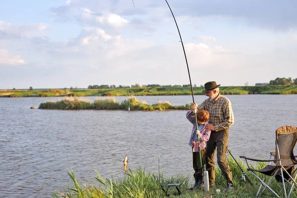 Feliz Senior Masculino com neto menino pegar peixes no lago, No Campo, Feliz — Fotografia de Stock