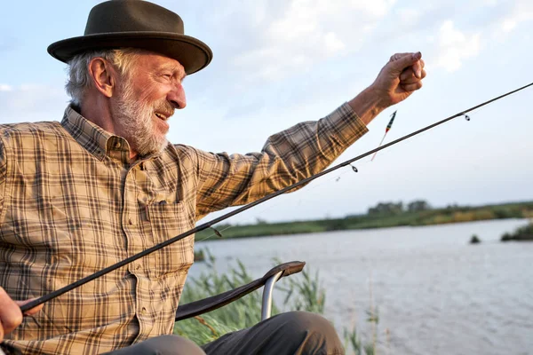 Retrato de homem sênior em férias de acampamento com pesca Rod, Sozinho ao ar livre na natureza — Fotografia de Stock