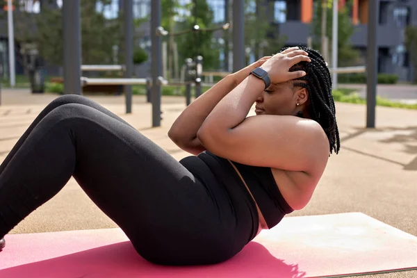 Beautiful sporty woman woman doing exercises, pumping belly press — Stock Photo, Image