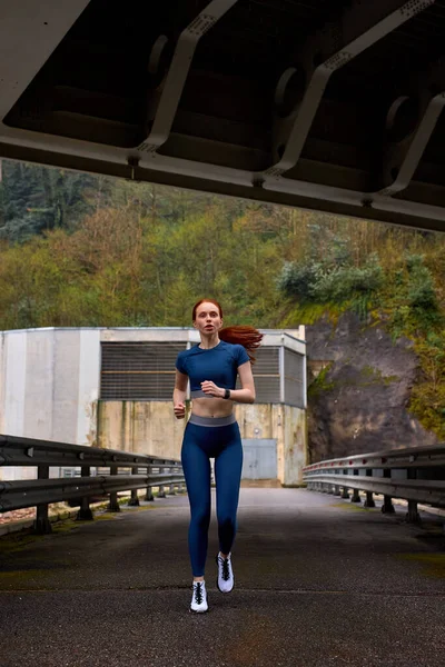 森の中を走るランナー。女性フィットネスジョギングウェルネスコンセプト. — ストック写真