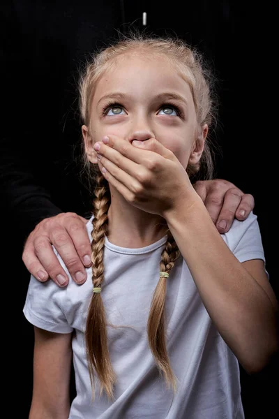 Chocado caucasiano criança menina fechar boca assustado por pedophile maníaco — Fotografia de Stock