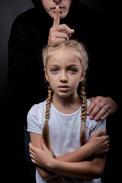 Rapimento di una ragazzina. Il concetto di rapimento e tratta di minori. — Foto Stock
