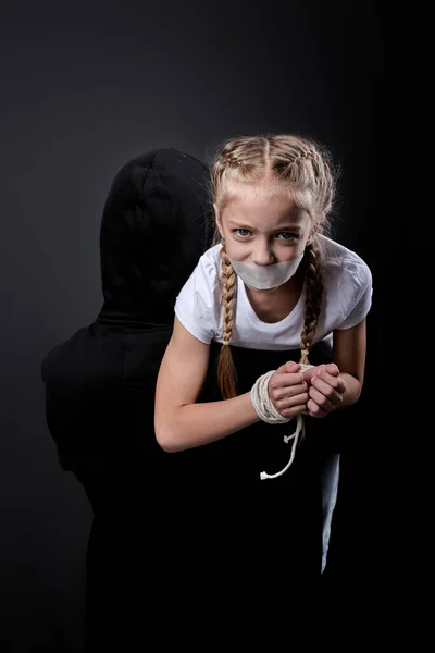 Bang gezicht van meisje met ogen vol horror, met gedwongen bedekte mond met tape — Stockfoto