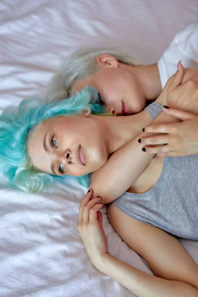 Conceito LGBT. vista superior Duas mulheres lésbicas sexy bonitas na cama, abraçando e beijando — Fotografia de Stock