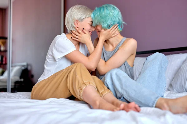 Niesamowita kaukaska para siedzi na łóżku w domu przytulając się, spędzając razem romantyczny czas — Zdjęcie stockowe